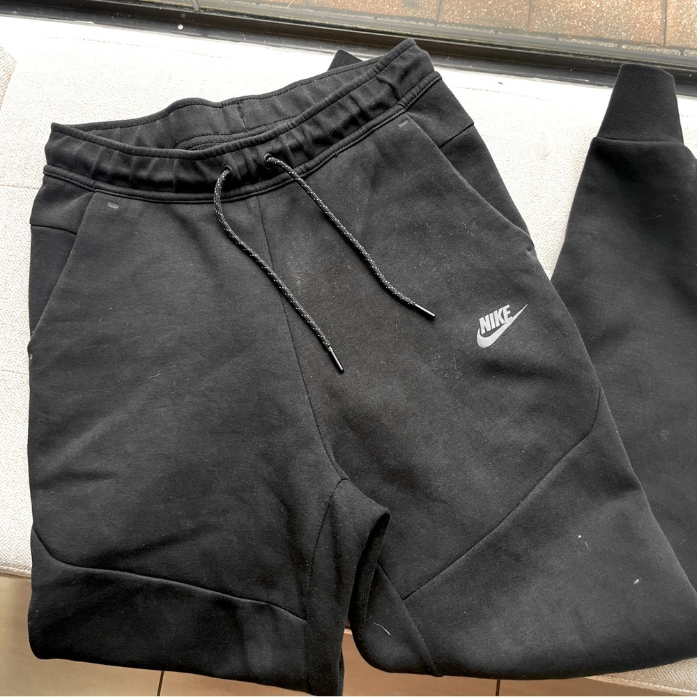 BLACK NIKE TECH fleece bottoms